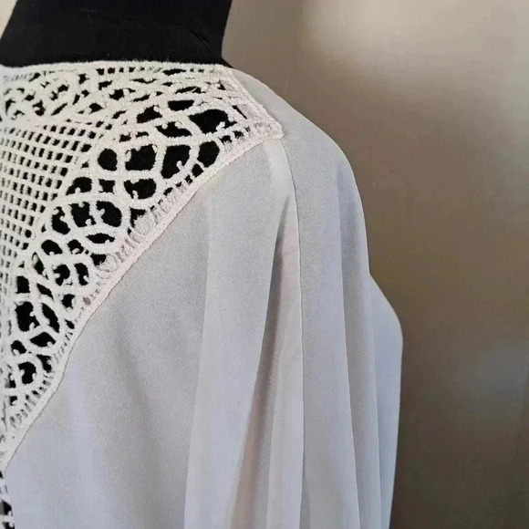 ❤️ Monteau Cream Blouse with crochet back - Picture 7 of 11